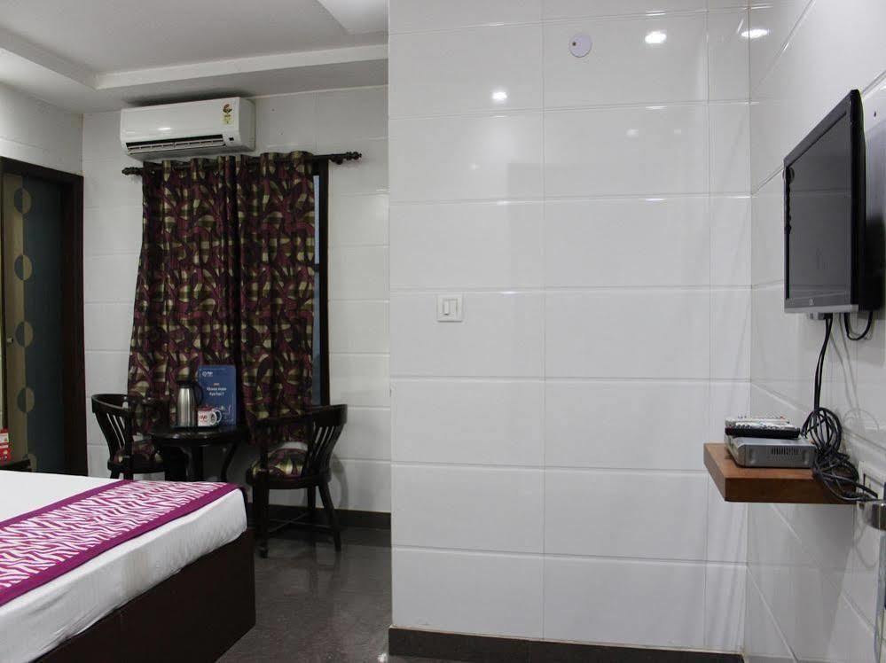 Oyo 2705 Hotel Preet Palace New Delhi Exteriör bild